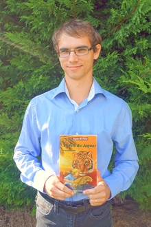 François Gastal tenant son livre