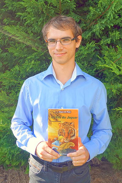 François Gastal Portrait portant son livre Signe de Piste Le Fils du Jaguar